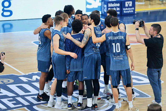 Enttaeuscht auf dem Spielfeld , MLP Academics Heidelberg bilden einen Mannschaftskreis zum Abschluss nach verlorenen Spiel. GER, MLP Academics Heidelberg vs. MHP Riesen Ludwigsburg, Basketball, easycredit Basketball Bundesliga, 30.Spieltag, Saison, 2025 2026, 18.04.2026 GER, MLP Academics Heidelberg vs. MHP Riesen Ludwigsburg, Basketball, easycredit Basketball Bundesliga, 30.Spieltag, Saison, 2025 2026, 18.04.2026 Heidelberg Copyright: xEibner-Pressefoto JoergxHirschx EP_JHH