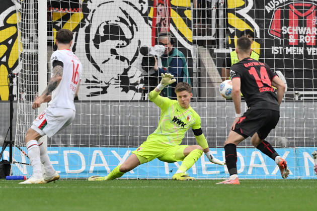 Torwart Finn Dahmen (FC Augsburg) in Aktion, rechts Patrik Schick (Bayer 04 Leverkusen) 18.04.2026, Fussball 1. Bundesliga, Saison 2025 2026, 30. Spieltag, Bayer 04 Leverkusen - FC Augsburg 1:2 DFL regulations prohibit any use of photographs as image sequences and or quasi-video Leverkusen BayArena Nordrhein Westfalen Deutschland