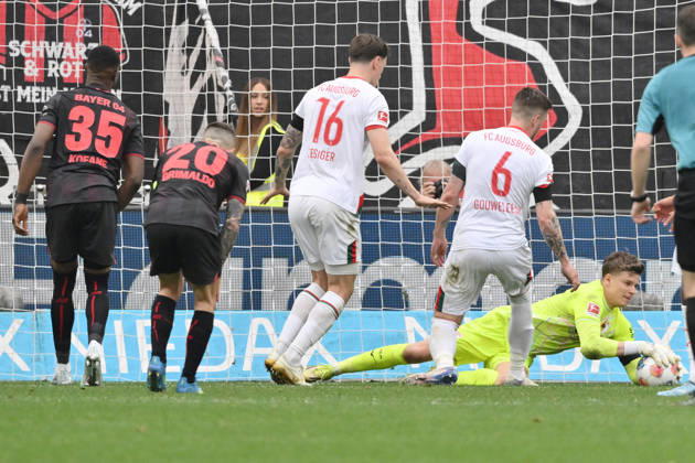 Torwart Finn Dahmen (FC Augsburg) in Aktion, links Jeffrey Gouweleeuw (FC Augsburg), Cedric Zesiger (FC Augsburg), Alejandro Grimaldo (Bayer 04 Leverkusen), Christian Kofane (Bayer 04 Leverkusen) 18.04.2026, Fussball 1. Bundesliga, Saison 2025 2026, 30. Spieltag, Bayer 04 Leverkusen - FC Augsburg 1:2 DFL regulations prohibit any use of photographs as image sequences and or quasi-video Leverkusen BayArena Nordrhein Westfalen Deutschland