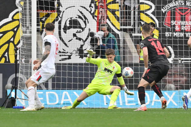 Torwart Finn Dahmen (FC Augsburg) in Aktion, rechts Patrik Schick (Bayer 04 Leverkusen) 18.04.2026, Fussball 1. Bundesliga, Saison 2025 2026, 30. Spieltag, Bayer 04 Leverkusen - FC Augsburg 1:2 DFL regulations prohibit any use of photographs as image sequences and or quasi-video Leverkusen BayArena Nordrhein Westfalen Deutschland