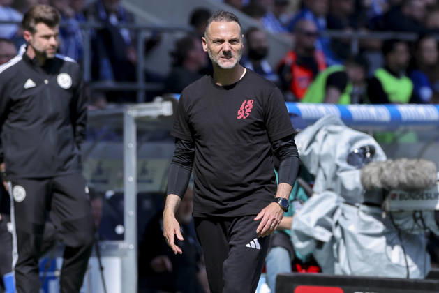 Trainer Alexander Ende (Fortuna Duesseldorf) schaut enttaeuscht, 2. Bundesliga, 1. FC Magdeburg v Fortuna Düsseldorf, Avnet Arena am 18. April 2026 in Magdeburg, Deutschland. (Foto von Marco Steinbrenner DeFodi Images) Trainer Alexander Ende (Fortuna Duesseldorf) looks dejected, 2. Bundesliga, 1. FC Magdeburg v Fortuna Düsseldorf, Avnet Arena, April 18, 2026 in Magdeburg, Germany. (Photo by Marco Steinbrenner DeFodi Images) -