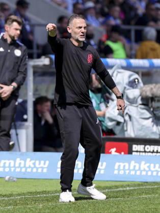 Trainer Alexander Ende (Fortuna Duesseldorf) gestikuliert, 2. Bundesliga, 1. FC Magdeburg v Fortuna Düsseldorf, Avnet Arena am 18. April 2026 in Magdeburg, Deutschland. (Foto von Marco Steinbrenner DeFodi Images) Trainer Alexander Ende (Fortuna Duesseldorf) gestures, 2. Bundesliga, 1. FC Magdeburg v Fortuna Düsseldorf, Avnet Arena, April 18, 2026 in Magdeburg, Germany. (Photo by Marco Steinbrenner DeFodi Images) -