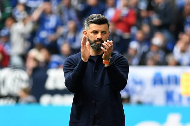 Trainer Miron Muslic (FC Schalke 04) gestikuliert, gestik waehrend des Spiels der 2. Bundesliga zwischen FC Schalke 04 und Preußen Münster, Veltins-Arena am 19. April 2026 in Gelsenkirchen, Deutschland. (Foto von Ralf Treese DeFodi Images) +++ Trainer Miron Muslic (FC Schalke 04) gestures during the 2. Bundesliga match between FC Schalke 04 and Preußen Münster at Veltins-Arena on April 19, 2026 in Gelsenkirchen, Germany. (Photo by Ralf Treese DeFodi Images) DFB DFL REGULATIONS PROHIBIT ANY USE OF PHOTOGRAPHS AS IMAGE SEQUENCES AND OR QUASI-VIDEO. (Photo by Ralf Treese DeFodi Images) -