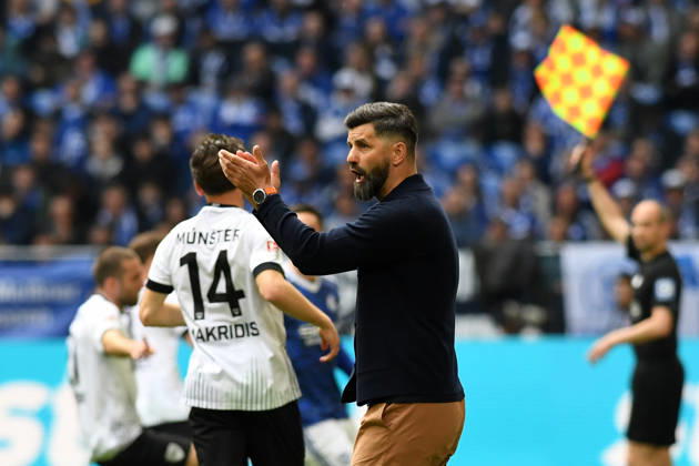 Trainer Miron Muslic (FC Schalke 04) gestikuliert, gestik waehrend des Spiels der 2. Bundesliga zwischen FC Schalke 04 und Preußen Münster, Veltins-Arena am 19. April 2026 in Gelsenkirchen, Deutschland. (Foto von Ralf Treese DeFodi Images) +++ Trainer Miron Muslic (FC Schalke 04) gestures during the 2. Bundesliga match between FC Schalke 04 and Preußen Münster at Veltins-Arena on April 19, 2026 in Gelsenkirchen, Germany. (Photo by Ralf Treese DeFodi Images) DFB DFL REGULATIONS PROHIBIT ANY USE OF PHOTOGRAPHS AS IMAGE SEQUENCES AND OR QUASI-VIDEO. (Photo by Ralf Treese DeFodi Images) -