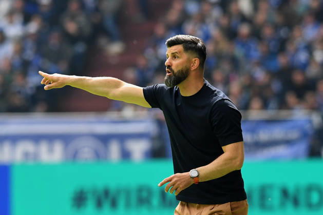 Trainer Miron Muslic (FC Schalke 04) gestikuliert, gestik waehrend des Spiels der 2. Bundesliga zwischen FC Schalke 04 und Preußen Münster, Veltins-Arena am 19. April 2026 in Gelsenkirchen, Deutschland. (Foto von Ralf Treese DeFodi Images) +++ Trainer Miron Muslic (FC Schalke 04) gestures during the 2. Bundesliga match between FC Schalke 04 and Preußen Münster at Veltins-Arena on April 19, 2026 in Gelsenkirchen, Germany. (Photo by Ralf Treese DeFodi Images) DFB DFL REGULATIONS PROHIBIT ANY USE OF PHOTOGRAPHS AS IMAGE SEQUENCES AND OR QUASI-VIDEO. (Photo by Ralf Treese DeFodi Images) -