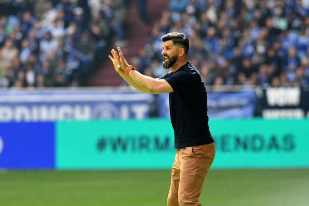 Trainer Miron Muslic (FC Schalke 04) gestikuliert, gestik waehrend des Spiels der 2. Bundesliga zwischen FC Schalke 04 und Preußen Münster, Veltins-Arena am 19. April 2026 in Gelsenkirchen, Deutschland. (Foto von Ralf Treese DeFodi Images) +++ Trainer Miron Muslic (FC Schalke 04) gestures during the 2. Bundesliga match between FC Schalke 04 and Preußen Münster at Veltins-Arena on April 19, 2026 in Gelsenkirchen, Germany. (Photo by Ralf Treese DeFodi Images) DFB DFL REGULATIONS PROHIBIT ANY USE OF PHOTOGRAPHS AS IMAGE SEQUENCES AND OR QUASI-VIDEO. (Photo by Ralf Treese DeFodi Images) -