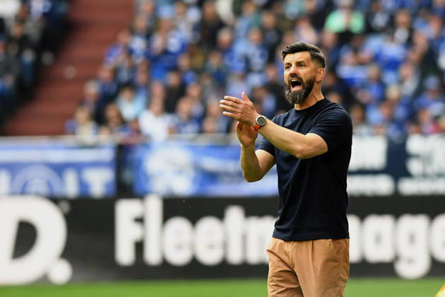 Trainer Miron Muslic (FC Schalke 04) gestikuliert, gestik waehrend des Spiels der 2. Bundesliga zwischen FC Schalke 04 und Preußen Münster, Veltins-Arena am 19. April 2026 in Gelsenkirchen, Deutschland. (Foto von Ralf Treese DeFodi Images) +++ Trainer Miron Muslic (FC Schalke 04) gestures during the 2. Bundesliga match between FC Schalke 04 and Preußen Münster at Veltins-Arena on April 19, 2026 in Gelsenkirchen, Germany. (Photo by Ralf Treese DeFodi Images) DFB DFL REGULATIONS PROHIBIT ANY USE OF PHOTOGRAPHS AS IMAGE SEQUENCES AND OR QUASI-VIDEO. (Photo by Ralf Treese DeFodi Images) -