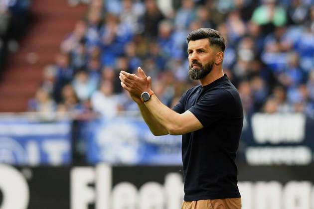 Trainer Miron Muslic (FC Schalke 04) gestikuliert, gestik waehrend des Spiels der 2. Bundesliga zwischen FC Schalke 04 und Preußen Münster, Veltins-Arena am 19. April 2026 in Gelsenkirchen, Deutschland. (Foto von Ralf Treese DeFodi Images) +++ Trainer Miron Muslic (FC Schalke 04) gestures during the 2. Bundesliga match between FC Schalke 04 and Preußen Münster at Veltins-Arena on April 19, 2026 in Gelsenkirchen, Germany. (Photo by Ralf Treese DeFodi Images) DFB DFL REGULATIONS PROHIBIT ANY USE OF PHOTOGRAPHS AS IMAGE SEQUENCES AND OR QUASI-VIDEO. (Photo by Ralf Treese DeFodi Images) -