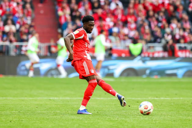 Alphonso Davies (FC Bayern Muenchen, 19) mit Ball, GER, FC Bayern Muenchen vs. VfB Stuttgart, Fussball, Bundesliga, 30. Spieltag, Saison 2025 2026, 19.04.2026, DFL DFB REGULATIONS PROHIBIT ANY USE OF PHOTOGRAPHS as IMAGE SEQUENCES and or QUASI-VIDEO, GER, FC Bayern Muenchen vs. VfB Stuttgart, Fussball, Bundesliga, 30. Spieltag, Saison 2025 2026, 19.04.2026 Muenchen Copyright: xEibner-Pressefoto JennixMaulx EP_JML