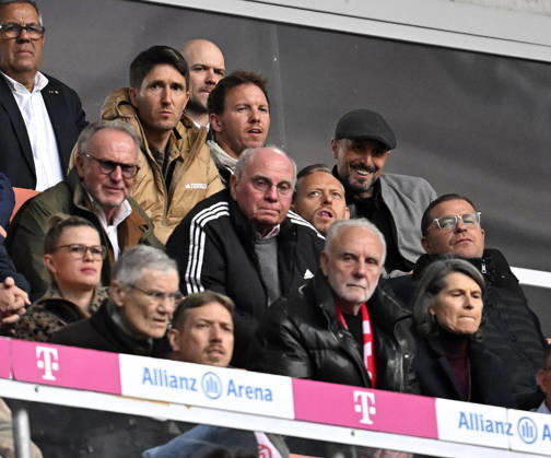 19.04.2026, Fussball Bundesliga 2025 2026, 30.Spieltag, FC Bayern München - VfB Stuttgart, in der Allianz-Arena München, Co-Trainer Benjamin Glück (Deutschland) ,Trainer Julian Nagelsmann (Deutschland) und Antonio Di Salvo (Deutschland) über Ex-Vorstandsvorsitzender Karl-Heinz Rummenigge (FC Bayern München) , Ehren-Präsident Uli Hoeneß (FC Bayern München, Hoeness) , x und Sportvorstand Max Eberl (Bayern München)