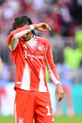 Michael Olise (FC Bayern München) gestikuliert, gestik waehrend des spiels der Bundesliga zwischen FC Bayern München und VfB Stuttgart, Allianz Arena am 19. April 2026 in München, Deutschland. (Foto von Harry Langer DeFodi Images) +++ Michael Olise (FC Bayern München) gestures during the Bundesliga match between FC Bayern München and VfB Stuttgart at Allianz Arena on April 19, 2026 in München, Germany. (Photo by Harry Langer DeFodi Images) DFL regulations prohibit any use of photographs as image sequences and or quasi-video. (Photo by Harry Langer DeFodi Images) DFL regulations prohibit any use of photographs as image sequences and or quasi-video. -