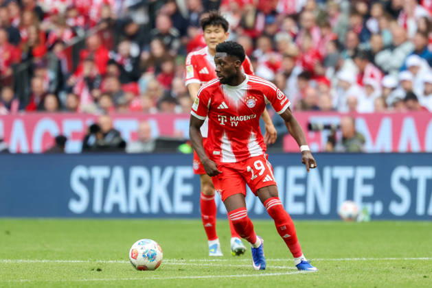 Alphonso Davies (FC Bayern Muenchen, 19) mit Ball, GER, FC Bayern Muenchen vs. VfB Stuttgart, Fussball, Bundesliga, 30. Spieltag, Saison 2025 2026, 19.04.2026, DFL DFB REGULATIONS PROHIBIT ANY USE OF PHOTOGRAPHS as IMAGE SEQUENCES and or QUASI-VIDEO, GER, FC Bayern Muenchen vs. VfB Stuttgart, Fussball, Bundesliga, 30. Spieltag, Saison 2025 2026, 19.04.2026 Muenchen Copyright: xEibner-Pressefoto JennixMaulx EP_JML
