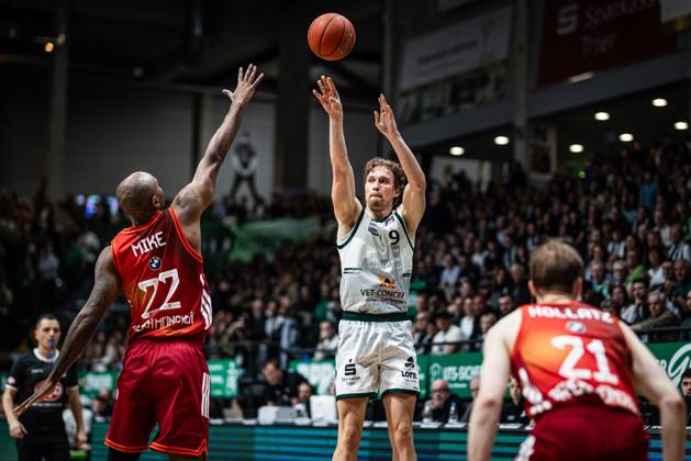 Marco Hollersbacher (Gladiators Trier) im Zweikampf mit Isiaha Mike (FC Bayern Muenchen Basketball), Vet Concept Gladiators Trier vs FC Bayern Muenchen Basketball , Basketball, easyCredit BBL, 30. Spieltag, Saison 2025 2026, 20.04.2026 Vet Concept Gladiators Trier vs FC Bayern Muenchen Basketball , Basketball, easyCredit BBL, 30. Spieltag, Saison 2025 2026, 20.04.2026 Copyright: xEibner-Pressefoto AlexanderxNeisx EP_ANS