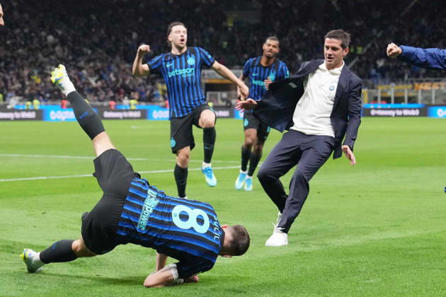 Inter Milan™s Petar Sucic celebrates after scoring 3-2 ( with Inter Milan s Hakan Calhanoglu during the Frecciarossa Italian Cup 2025 2026 soccer match between Inter and Como at the San Siro Stadium in Milan, north Italy - Tuesday , April 21 , 2026. - Soccer . Copyright: xSpada LaPressex
