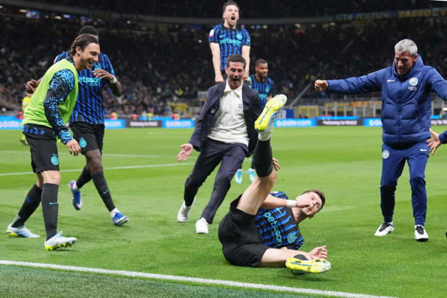 Inter Milan™s Petar Sucic celebrates after scoring 3-2 ( with Inter Milan s Hakan Calhanoglu during the Frecciarossa Italian Cup 2025 2026 soccer match between Inter and Como at the San Siro Stadium in Milan, north Italy - Tuesday , April 21 , 2026. - Soccer . Copyright: xSpada LaPressex