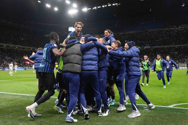 Inter Milan™s Petar Sucic celebrates after scoring 3-2 ( with Inter Milan s Hakan Calhanoglu during the Frecciarossa Italian Cup 2025 2026 soccer match between Inter and Como at the San Siro Stadium in Milan, north Italy - Tuesday , April 21 , 2026. - Soccer . Copyright: xSpada LaPressex