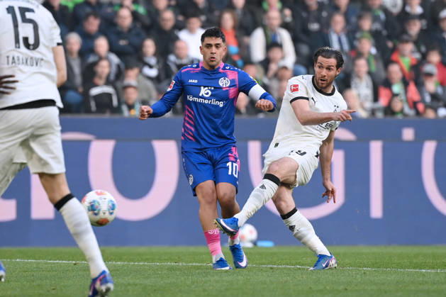 Joe Scally (Borussia Moenchengladbach), re., erzielt mit diesem Schuss das Tor zum 1:0, links Nadiem Amiri (Mainz 05) 19.04.2026, Fussball 1. Bundesliga, Saison 2025 2026, 30. Spieltag, Borussia Mönchengladbach - FSV Mainz 05 1:1 DFL regulations prohibit any use of photographs as image sequences and or quasi-video Moenchengladbach Borussia Park Nordrhein Westfalen Deutschland