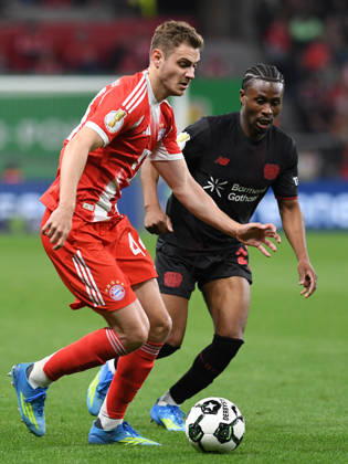Josip Stanisic (FC Bayern Muenchen) und Nathan Tella (Bayer 04 Leverkusen) im Zweikampf waehrend des Spiels im DFB-Pokal Halbfinale zwischen Bayer 04 Leverkusen v FC Bayern München, BayArena am 22. April 2026 in Leverkusen, Deutschland. (Foto von Ralf Treese DeFodi Images) +++ Josip Stanisic (FC Bayern Muenchen) und Nathan Tella (Bayer 04 Leverkusen) battle for the ball during the DFB Cup semifinal match between Bayer 04 Leverkusen and FC Bayern München at BayArena on April 22, 2026 in Leverkusen, Germany. (Photo by Ralf Treese DeFodi Images) -