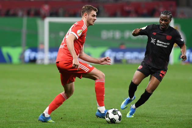 Josip Stanisic (FC Bayern Muenchen) und Nathan Tella (Bayer 04 Leverkusen) im Zweikampf waehrend des Spiels im DFB-Pokal Halbfinale zwischen Bayer 04 Leverkusen v FC Bayern München, BayArena am 22. April 2026 in Leverkusen, Deutschland. (Foto von Ralf Treese DeFodi Images) +++ Josip Stanisic (FC Bayern Muenchen) und Nathan Tella (Bayer 04 Leverkusen) battle for the ball during the DFB Cup semifinal match between Bayer 04 Leverkusen and FC Bayern München at BayArena on April 22, 2026 in Leverkusen, Germany. (Photo by Ralf Treese DeFodi Images) -