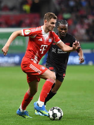 Josip Stanisic (FC Bayern Muenchen) und Nathan Tella (Bayer 04 Leverkusen) im Zweikampf waehrend des Spiels im DFB-Pokal Halbfinale zwischen Bayer 04 Leverkusen v FC Bayern München, BayArena am 22. April 2026 in Leverkusen, Deutschland. (Foto von Ralf Treese DeFodi Images) +++ Josip Stanisic (FC Bayern Muenchen) und Nathan Tella (Bayer 04 Leverkusen) battle for the ball during the DFB Cup semifinal match between Bayer 04 Leverkusen and FC Bayern München at BayArena on April 22, 2026 in Leverkusen, Germany. (Photo by Ralf Treese DeFodi Images) -