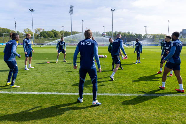 24.04.2026, Fussball, Training des FC Schalke 04. Die Spieler des S04 spielen Rondo zum Warmmachen. Gelsenkirchen Trainingsgelände FC Schalke 04 NRW Deutschland xRHR-FOTO YYx Copyright: RHR-FOTOx RHR-FOTO YY