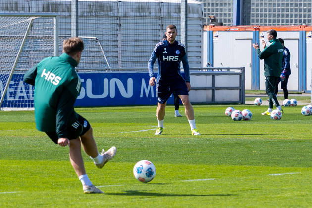 24.04.2026, Fussball, Training des FC Schalke 04. Edin Dzeko (FC Schalke 04) ist nach seiner Verletzung wieder ins Training eingestiegen. Gelsenkirchen Trainingsgelände FC Schalke 04 NRW Deutschland xRHR-FOTO YYx Copyright: RHR-FOTOx RHR-FOTO YY