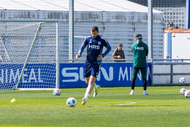 24.04.2026, Fussball, Training des FC Schalke 04. Edin Dzeko (FC Schalke 04) ist nach seiner Verletzung wieder ins Training eingestiegen. Gelsenkirchen Trainingsgelände FC Schalke 04 NRW Deutschland xRHR-FOTO YYx Copyright: RHR-FOTOx RHR-FOTO YY