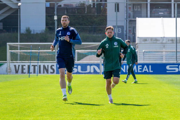 24.04.2026, Fussball, Training des FC Schalke 04. v. l. Edin Dzeko (FC Schalke 04), Reha-Trainer Marc Thum (FC Schalke 04). Gelsenkirchen Trainingsgelände FC Schalke 04 NRW Deutschland xRHR-FOTO YYx Copyright: RHR-FOTOx RHR-FOTO YY