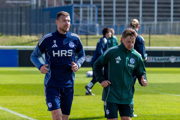 24.04.2026, Fussball, Training des FC Schalke 04. v. l. Edin Dzeko (FC Schalke 04), Reha-Trainer Marc Thum (FC Schalke 04). Gelsenkirchen Trainingsgelände FC Schalke 04 NRW Deutschland xRHR-FOTO YYx Copyright: RHR-FOTOx RHR-FOTO YY