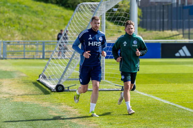 24.04.2026, Fussball, Training des FC Schalke 04. v. l. Edin Dzeko (FC Schalke 04), Reha-Trainer Marc Thum (FC Schalke 04). Gelsenkirchen Trainingsgelände FC Schalke 04 NRW Deutschland xRHR-FOTO YYx Copyright: RHR-FOTOx RHR-FOTO YY