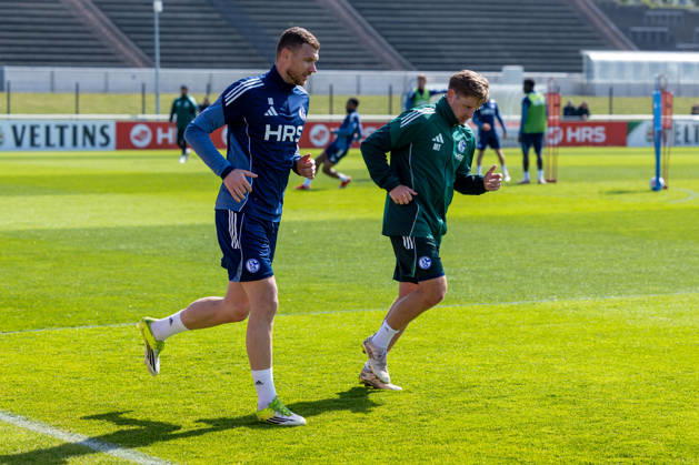 24.04.2026, Fussball, Training des FC Schalke 04. v. l. Edin Dzeko (FC Schalke 04), Reha-Trainer Marc Thum (FC Schalke 04). Gelsenkirchen Trainingsgelände FC Schalke 04 NRW Deutschland xRHR-FOTO YYx Copyright: RHR-FOTOx RHR-FOTO YY