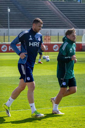 24.04.2026, Fussball, Training des FC Schalke 04. v. l. Edin Dzeko (FC Schalke 04), Reha-Trainer Marc Thum (FC Schalke 04). Gelsenkirchen Trainingsgelände FC Schalke 04 NRW Deutschland xRHR-FOTO YYx Copyright: RHR-FOTOx RHR-FOTO YY