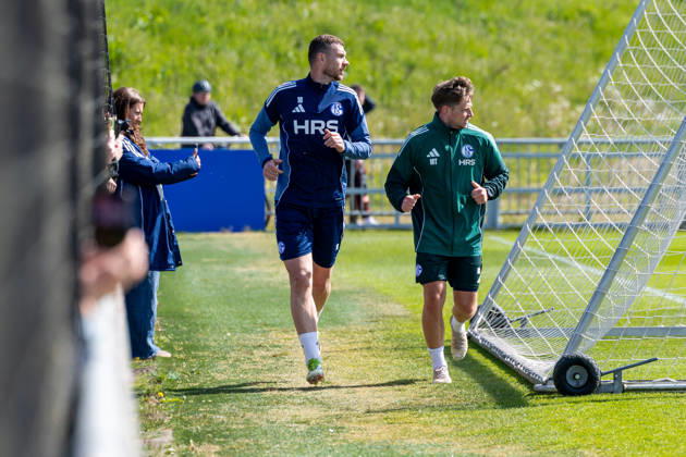 24.04.2026, Fussball, Training des FC Schalke 04. v. l. Edin Dzeko (FC Schalke 04), Reha-Trainer Marc Thum (FC Schalke 04). Gelsenkirchen Trainingsgelände FC Schalke 04 NRW Deutschland xRHR-FOTO YYx Copyright: RHR-FOTOx RHR-FOTO YY