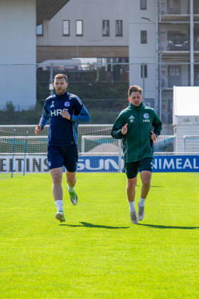 24.04.2026, Fussball, Training des FC Schalke 04. v. l. Edin Dzeko (FC Schalke 04), Reha-Trainer Marc Thum (FC Schalke 04). Gelsenkirchen Trainingsgelände FC Schalke 04 NRW Deutschland xRHR-FOTO YYx Copyright: RHR-FOTOx RHR-FOTO YY