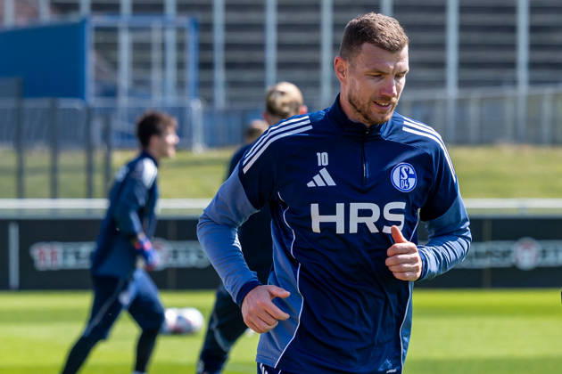 24.04.2026, Fussball, Training des FC Schalke 04. v. l. Edin Dzeko (FC Schalke 04) ist nach seiner Verletzung wieder im Training. Gelsenkirchen Trainingsgelände FC Schalke 04 NRW Deutschland xRHR-FOTO YYx Copyright: RHR-FOTOx RHR-FOTO YY