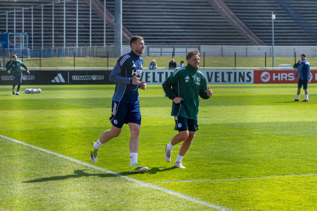 24.04.2026, Fussball, Training des FC Schalke 04. v. l. Edin Dzeko (FC Schalke 04), Reha-Trainer Marc Thum (FC Schalke 04). Gelsenkirchen Trainingsgelände FC Schalke 04 NRW Deutschland xRHR-FOTO YYx Copyright: RHR-FOTOx RHR-FOTO YY