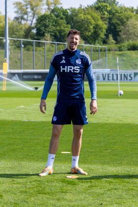 24.04.2026, Fussball, Training des FC Schalke 04. Janik Bachmann (FC Schalke 04) lacht. Gelsenkirchen Trainingsgelände FC Schalke 04 NRW Deutschland xRHR-FOTO YYx Copyright: RHR-FOTOx RHR-FOTO YY