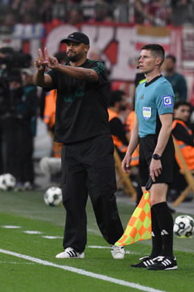 Trainer Vincent Kompany ( FC Bayern Muenchen ) gibt Anweisungen. GER, Bayer 04 Leverkusen vs FC Bayern Muenchen, Fussball, DFB Pokal Halbfinale, Spielzeit 2025 2026, 22.04.2026 DFL REGULATIONS PROHIBIT ANY USE OF PHOTOGRAPHS AS IMAGE SEQUENCES AND OR QUASI-VIDEO GER, Bayer 04 Leverkusen vs FC Bayern Muenchen, Fussball, DFB Pokal Halbfinale, Spielzeit 2025 2026, 22.04.2026 Leverkusen Copyright: xEibner-Pressefoto ThomasxThienelx EP_TTL