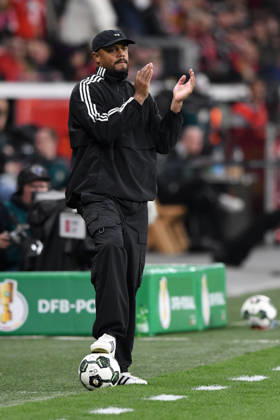 Trainer Vincent Kompany ( FC Bayern Muenchen ) feuert sein Team an. GER, Bayer 04 Leverkusen vs FC Bayern Muenchen, Fussball, DFB Pokal Halbfinale, Spielzeit 2025 2026, 22.04.2026 DFL REGULATIONS PROHIBIT ANY USE OF PHOTOGRAPHS AS IMAGE SEQUENCES AND OR QUASI-VIDEO GER, Bayer 04 Leverkusen vs FC Bayern Muenchen, Fussball, DFB Pokal Halbfinale, Spielzeit 2025 2026, 22.04.2026 Leverkusen Copyright: xEibner-Pressefoto ThomasxThienelx EP_TTL