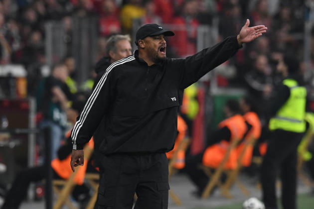 Trainer Vincent Kompany ( FC Bayern Muenchen ) gibt Anweisungen. GER, Bayer 04 Leverkusen vs FC Bayern Muenchen, Fussball, DFB Pokal Halbfinale, Spielzeit 2025 2026, 22.04.2026 DFL REGULATIONS PROHIBIT ANY USE OF PHOTOGRAPHS AS IMAGE SEQUENCES AND OR QUASI-VIDEO GER, Bayer 04 Leverkusen vs FC Bayern Muenchen, Fussball, DFB Pokal Halbfinale, Spielzeit 2025 2026, 22.04.2026 Leverkusen Copyright: xEibner-Pressefoto ThomasxThienelx EP_TTL