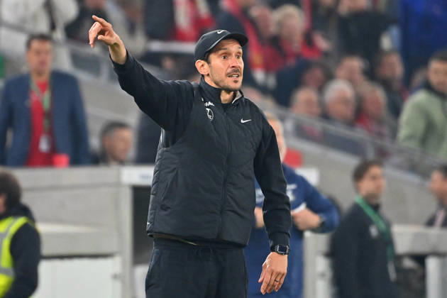 Trainer Julian SCHUSTER (SC Freiburg), Gestik,gibt Anweisungen, Einzelbild,angeschnittenes Einzelmotiv,Halbfigur,halbe Figur. Fussball DFB Pokal Halbfinale VfB Stuttgart - VfB Stuttgart 2-1 n.V am 23.04.2026 MHP ARENA Saison 2025 2026,