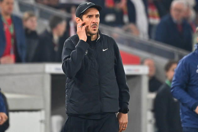 Trainer Julian SCHUSTER (SC Freiburg), Gestik,skeptsich, Einzelbild,angeschnittenes Einzelmotiv,Halbfigur,halbe Figur. Fussball DFB Pokal Halbfinale VfB Stuttgart - VfB Stuttgart 2-1 n.V am 23.04.2026 MHP ARENA Saison 2025 2026,