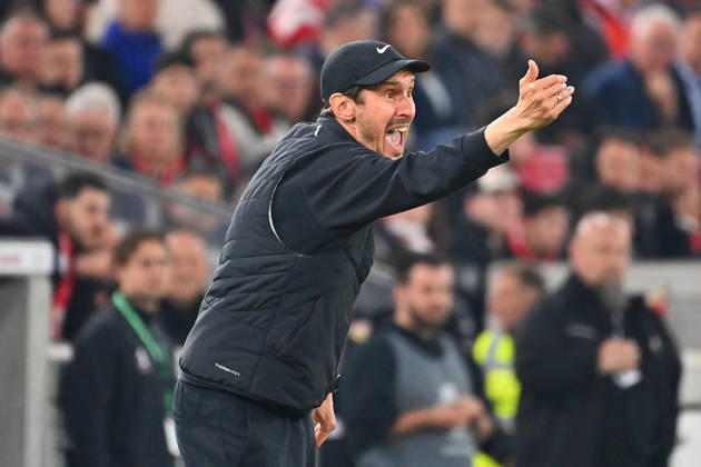 Trainer Julian SCHUSTER (SC Freiburg), Gestik,gibt Anweisungen, Einzelbild,angeschnittenes Einzelmotiv,Halbfigur,halbe Figur. Fussball DFB Pokal Halbfinale VfB Stuttgart - VfB Stuttgart 2-1 n.V am 23.04.2026 MHP ARENA Saison 2025 2026,