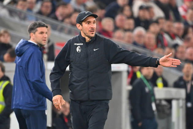 Trainer Julian SCHUSTER (SC Freiburg), Gestik,gibt Anweisungen, Einzelbild,angeschnittenes Einzelmotiv,Halbfigur,halbe Figur. Fussball DFB Pokal Halbfinale VfB Stuttgart - VfB Stuttgart 2-1 n.V am 23.04.2026 MHP ARENA Saison 2025 2026,