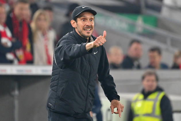 Trainer Julian SCHUSTER (SC Freiburg), Gestik,gibt Anweisungen, Einzelbild,angeschnittenes Einzelmotiv,Halbfigur,halbe Figur. thumb up,Daumen hoch. Fussball DFB Pokal Halbfinale VfB Stuttgart - VfB Stuttgart 2-1 n.V am 23.04.2026 MHP ARENA Saison 2025 2026,