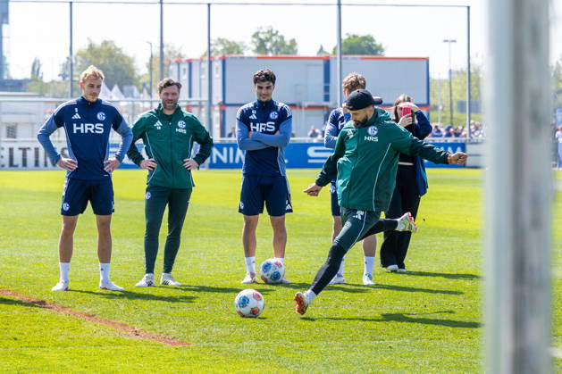 24.04.2026, Fussball, Training des FC Schalke 04. v. l. Timo Becker (FC Schalke 04), Co-Trainer Tim Hoogland (FC Schalke 04), Mertcan Ayhan (FC Schalke 04), Trainer Miron Muslic (FC Schalke 04). Gelsenkirchen Trainingsgelände FC Schalke 04 NRW Deutschland xRHR-FOTO YYx Copyright: RHR-FOTOx RHR-FOTO YY