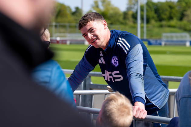 24.04.2026, Fussball, Training des FC Schalke 04. Torwart Luca Podlech (FC Schalke 04) macht Selfies mit den Fans. Gelsenkirchen Trainingsgelände FC Schalke 04 NRW Deutschland xRHR-FOTO YYx Copyright: RHR-FOTOx RHR-FOTO YY