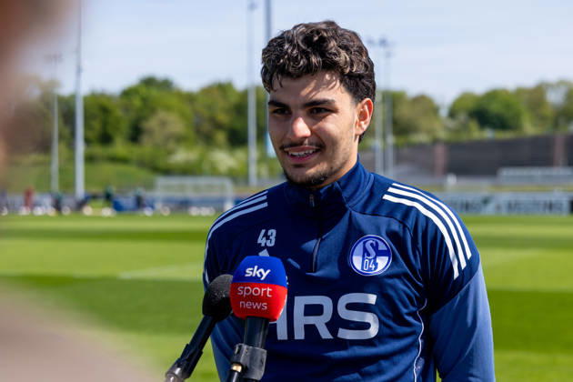 24.04.2026, Fussball, Training des FC Schalke 04. Medienrunde mit Mertcan Ayhan (FC Schalke 04). Gelsenkirchen Trainingsgelände FC Schalke 04 NRW Deutschland xRHR-FOTO YYx Copyright: RHR-FOTOx RHR-FOTO YY