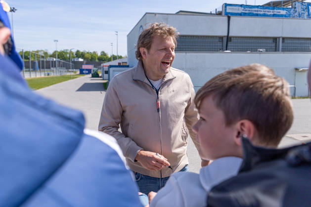24.04.2026, Fussball, Training des FC Schalke 04. Direktor Profifussball Youri Mulder (FC Schalke 04) lacht und verteilt Autogramme. Gelsenkirchen Trainingsgelände FC Schalke 04 NRW Deutschland xRHR-FOTO YYx Copyright: RHR-FOTOx RHR-FOTO YY