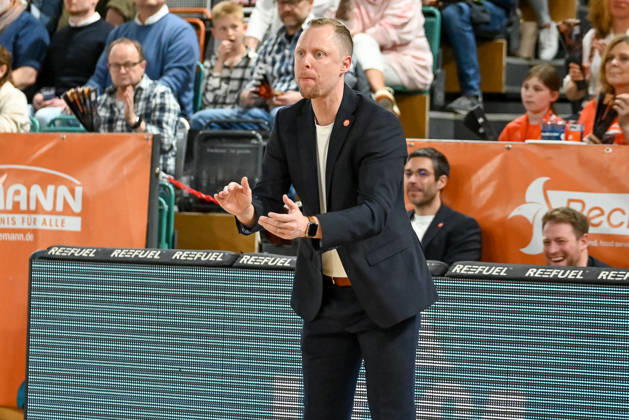 Christian Held (RASTA Vechta, Coach) gestikuliert RASTA Vechta vs. Basketball Loewen Braunschweig, easyCredit Basketball Bundesliga, 31. Spieltag, Saison 2025 2026, 24.04.2026, RASTA Vechta vs. Basketball Loewen Braunschweig, easyCredit Basketball Bundesliga, 31. Spieltag, Saison 2025 2026, 24.04.2026 Vechta Copyright: xEibner-Pressefoto RobertxGertzenx EP_RGN
